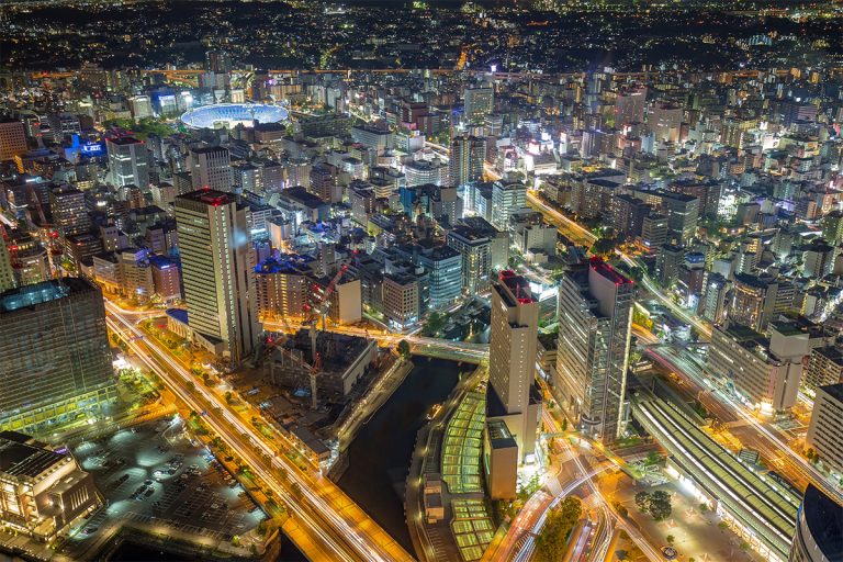Vista aérea de cidade em ambiente noturno
